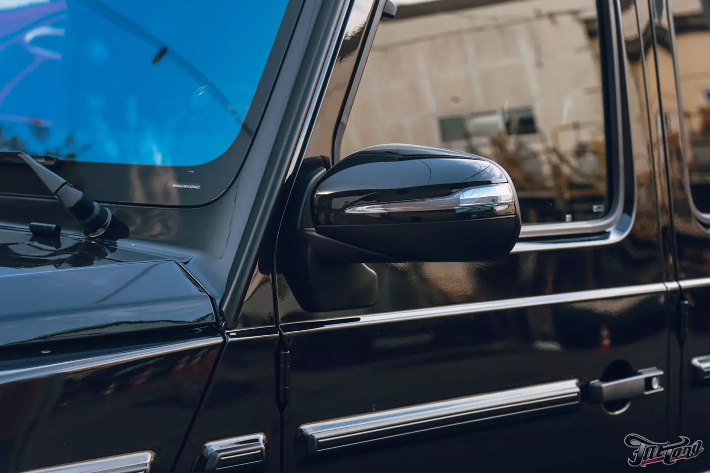 Побортная стереосистема с двумя усилителями на Mercedes G-class. Карбон в салоне. Полировка и керамика кузова, оклейка лобового стекла